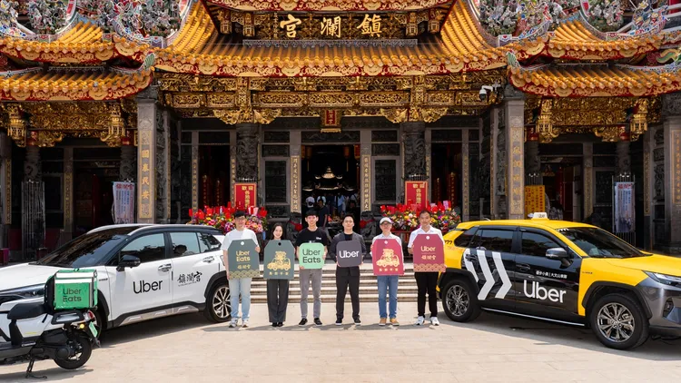 限量「聯名平安符」除分享給外送合作夥伴及合作車隊職業駕駛，消費者也有機會拿到。業者提供