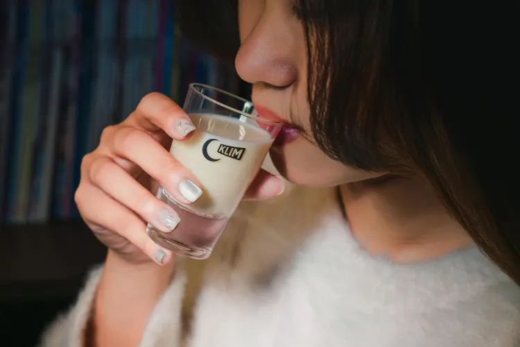 克寧全新研發「一口飲」設計，小巧包裝設計，睡前喝也不頻尿。業者提供