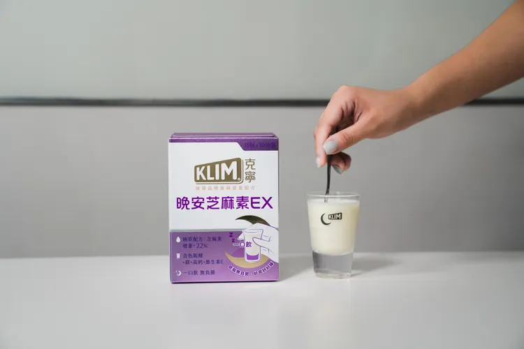 「克寧晚安芝麻素EX」一盒 15 入，上市優惠更送限量SHOT杯。業者提供