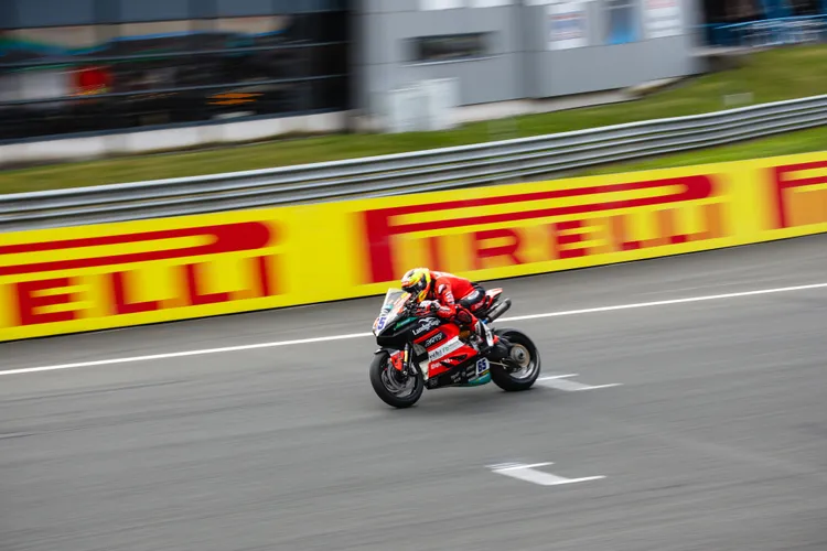 Race 2因事故紅旗提前結束，最終由Philipp Oettl拿下勝利。倍耐力輪胎提供