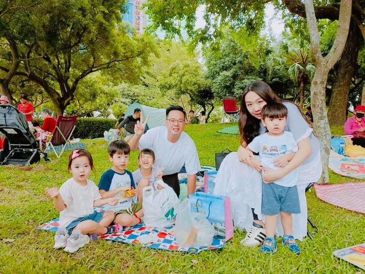 吳宗學與妻子（右）去年帶著2個兒子及2個侄女參加市府舉辦的市民野餐日活動，當時老三還在妻子的肚子裡。吳宗學提供