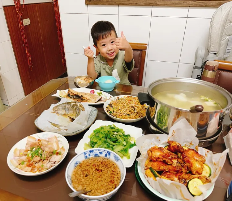 吳宗學擁有中餐證照，這一桌菜都是他做的，連大兒子也豎起大姆指稱讚。吳宗學提供