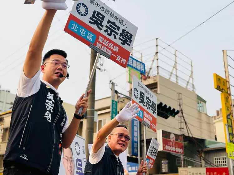 吳宗學十分感激市議員陳成添（右）交棒給他。吳宗學提供