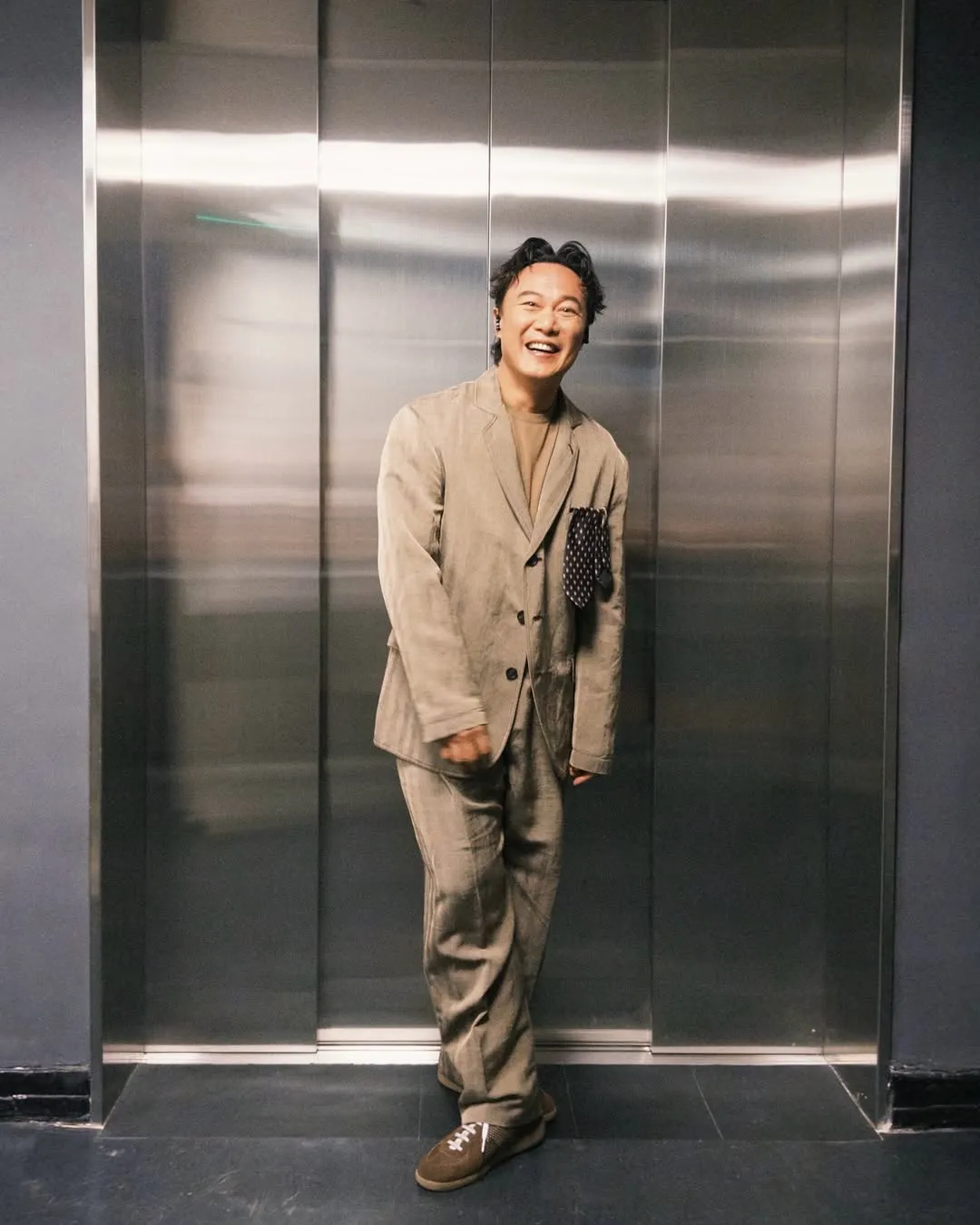 陳奕迅將領帶放在胸前口袋，相當俏皮有型
。品牌提供