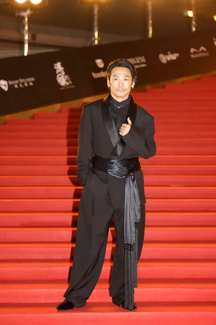 他當天還憑藉這套Ferragamo造型獲得「最佳衣著獎」。品牌提供