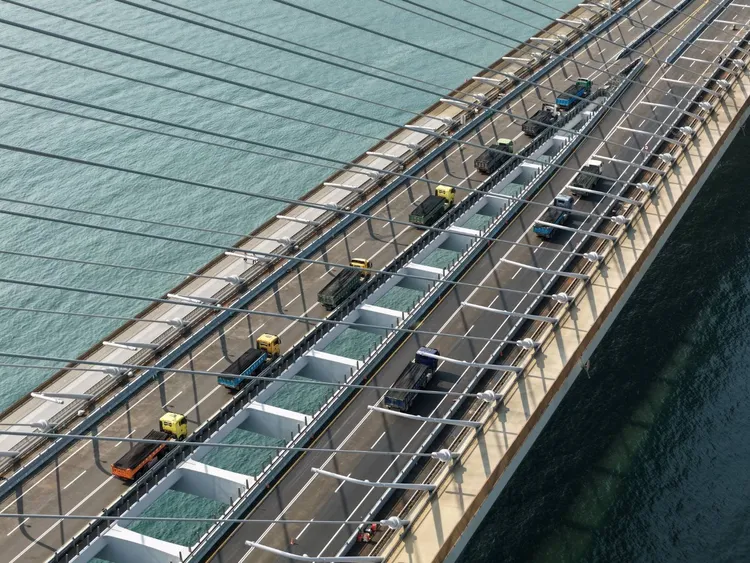 淡江大橋車輛靜態載重試驗。公路局提供