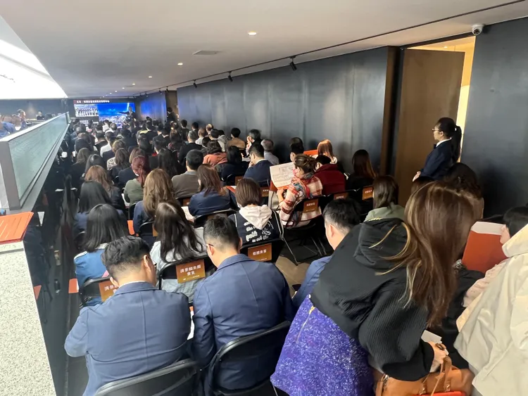 市場反轉過去排隊賞屋人潮已不存在，對於代銷而言，來人少成交比例也下滑。資料照片