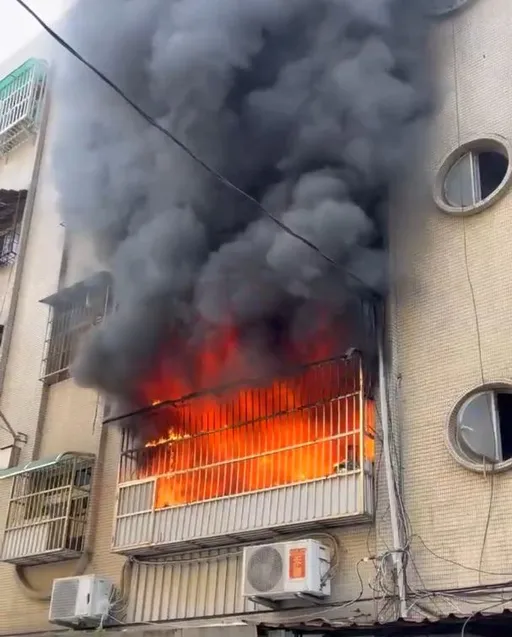桃園住宅火警！2樓竄火舌燒毀家具　女住戶獲救無生命跡象送醫搶救