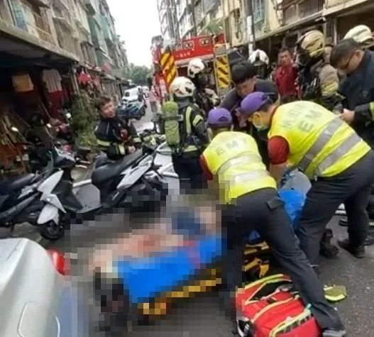 消防人員急救。桃園市消防局提供