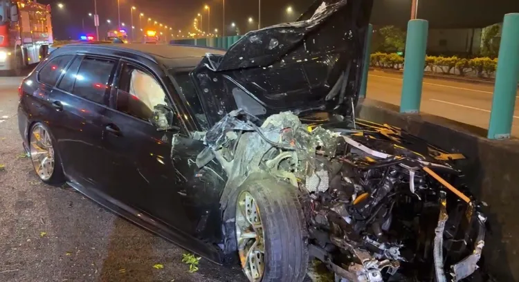 撞死廂型車駕駛的BMW車頭全毀，駕駛趙男棄車逃逸，19個小時被警方逮捕。民眾提供