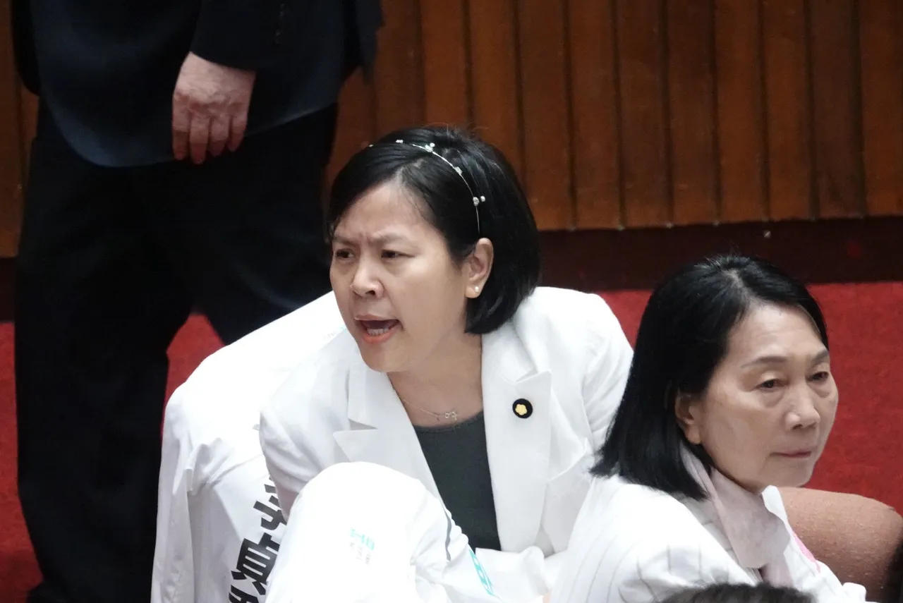 李貞秀恐遭中評會開鍘　黃國昌：妳不是靠自己坐上這位子