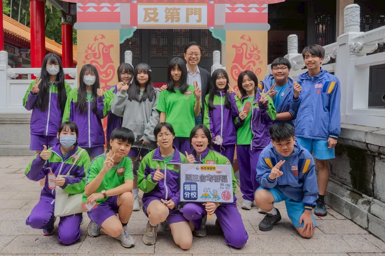 張善政和即將參加會的考生合影。桃園市府提供