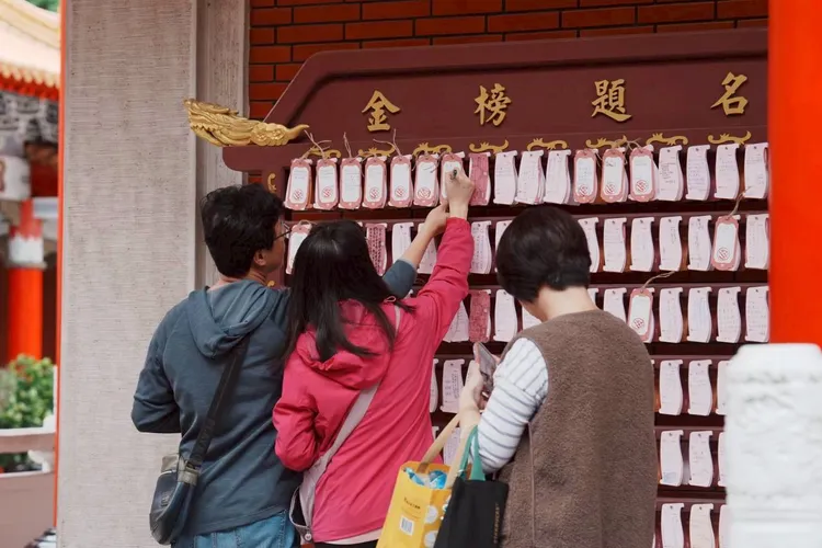 家長們為自家赴考的孩子祈福。桃園市府提供