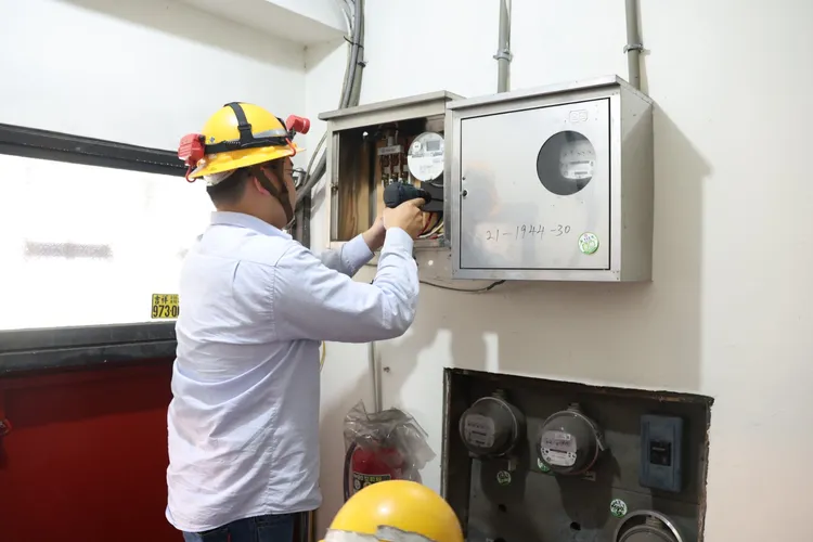 新北公安小組執行斷水斷電不手軟。翻攝畫面