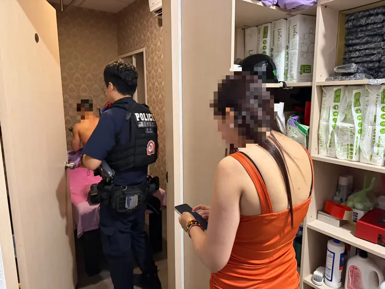 警方在養生館現場查獲性交易男客，40歲越籍女按摩師(右一)與網路上照片差異甚大。翻攝畫面