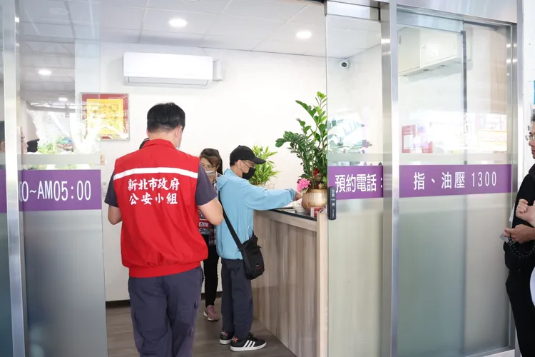 市府公安聯合稽查小組到場執行斷水斷電，不讓違規養生館繼續營業。翻攝畫面