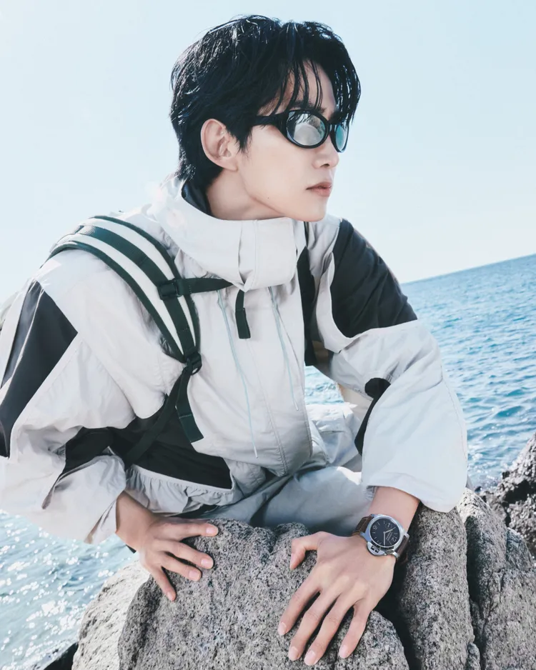 玉澤演配戴沛納海最新Luminor PAM01731腕錶。品牌提供