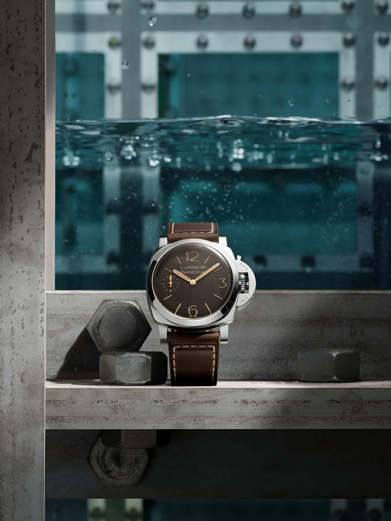 沛納海Luminor PAM01731腕錶，44mm，磨砂精鋼錶殼，菸草色霧面粒紋三明治錶盤，深棕色小牛皮錶帶搭配米色縫線，P.6000 手動上鍊機械機芯，動力儲存3日，防水深度300米，27萬5000元。品牌提供