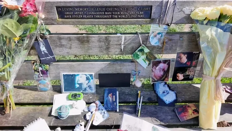 長椅刻有悼念張國榮的字句。翻攝王祖賢小紅書