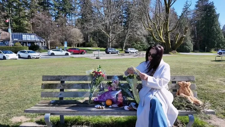 王祖賢坐在張國榮紀念長椅上看粉絲寫的卡片。翻攝王祖賢小紅書