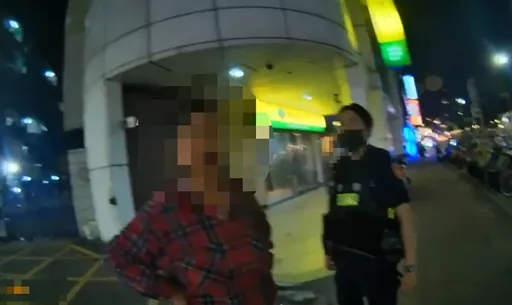 老婦餐券想換生水餃遭拒　大鬧八方雲集！警意外發現她夫是通緝犯