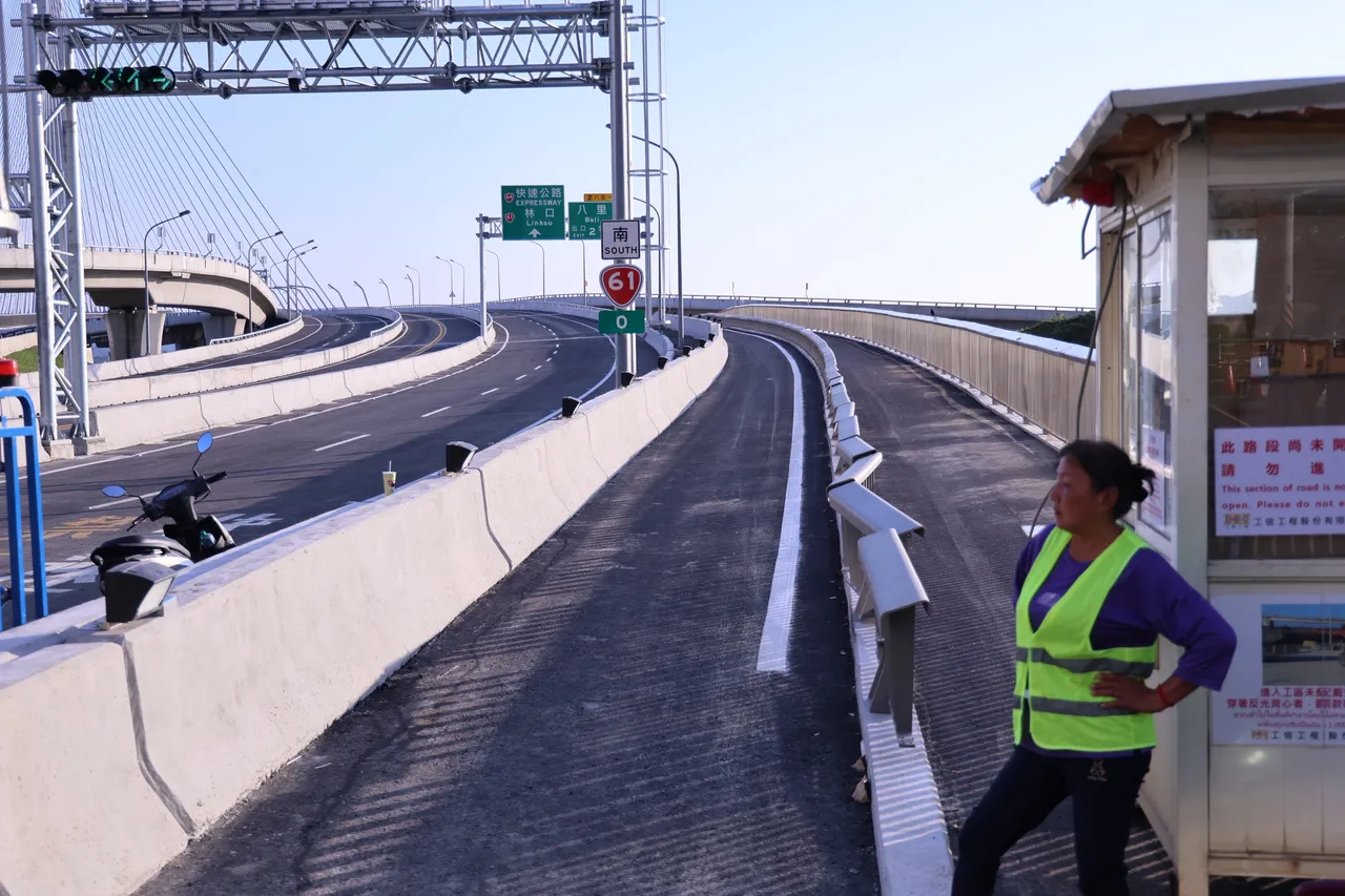 淡江大橋機車道遭轟「狗道」　議員：札哈哈蒂會氣到從墳墓跳出來
