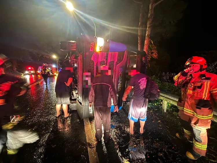 疑似突來的暴雨讓行車視線模糊而肇事。翻攝畫面
←