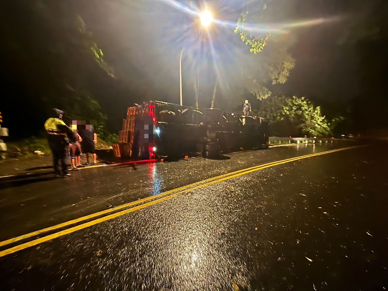北宜公路暴雨夜翻車!大貨車側翻卡護欄 2人受傷送醫