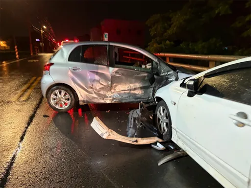 7旬翁開車自撞橫停路中　遭後車撞飛墜溝傷重不治