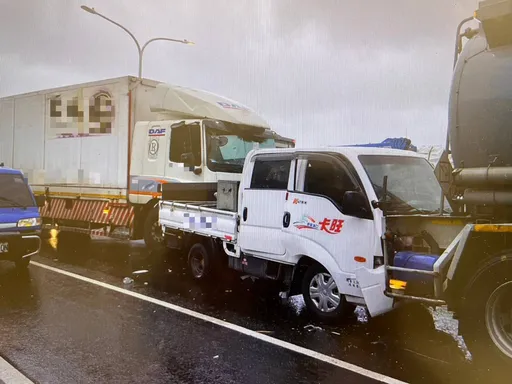 桃園三車連環撞！小貨車遭夾擊淪夾心餅　2人受傷送醫