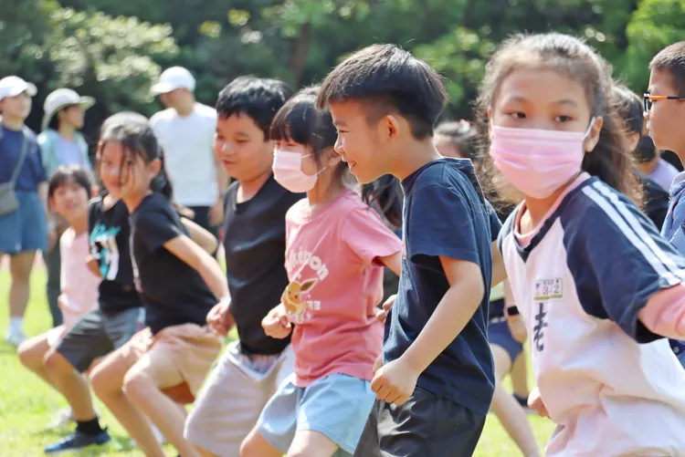 少子化直接衝擊學生來源，將造成更多學校減班、併校甚至退場。圖片取自老松國小網站