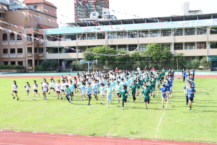 北市老松國小曾經擁有超過1萬名學生，但是出生率下滑造成學生來源萎縮，如今剩下不到500人。圖片取自老松國小網站