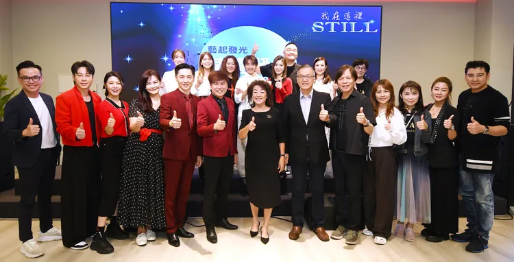 「藝起發光」協會與蒙福教會開心合照。藝起發光、蒙福教會提供