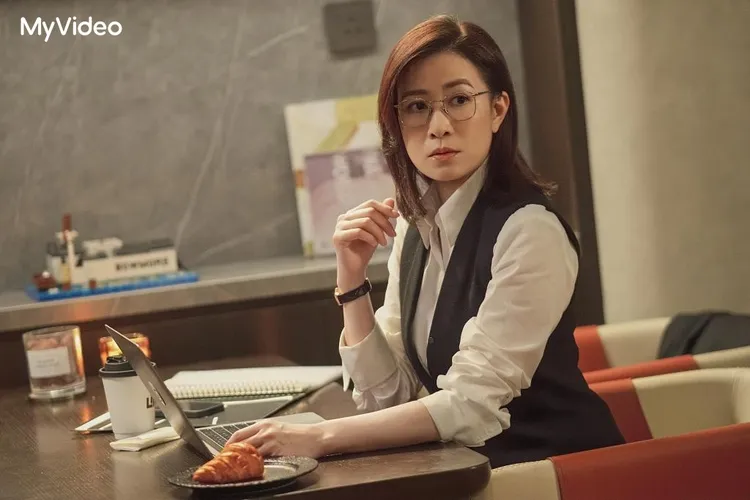 佘詩曼打造「書蟲型法官」形象靠這招。台灣大哥大MyVideo提供