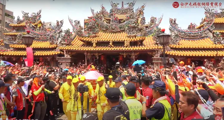 粉紅超跑進香，今年預計湧入北港的人潮會突破百萬。資料照、取自白沙屯媽祖網路電視台。