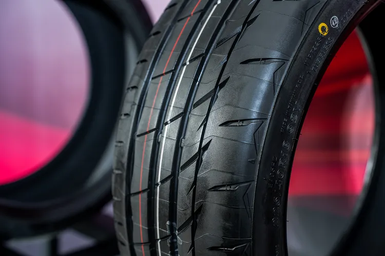 BRIDGESTONE POTENZA Adrenalin RE005的標誌性「A」字型溝槽能有效提升過彎穩定性，展現精準受控的特質。普利司通輪胎提供