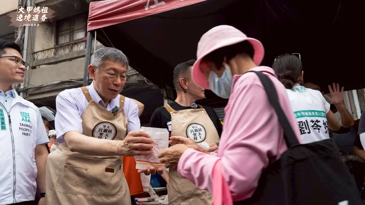 柯文哲協助分發餐食。翻攝自民眾黨臉書