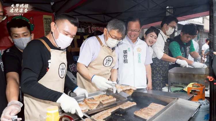 柯文哲在攤位煎粿。翻攝自民眾黨臉書