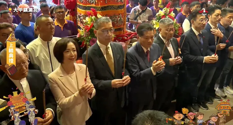 藍綠政治人物在大甲鎮瀾宮同台。翻攝大甲鎮瀾宮直播