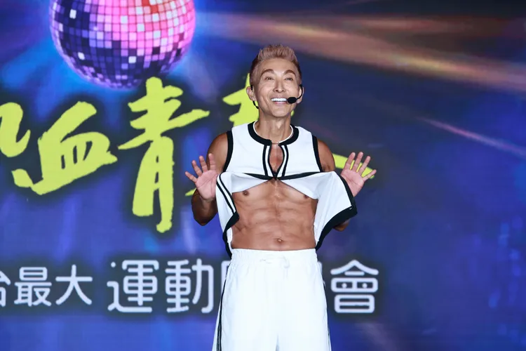 潘若迪大秀六塊腹肌。彭欣偉攝