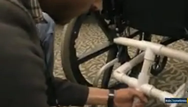 艾倫的得獎發明新型「輪椅緊急煞車裝置」。翻攝X@OSINTdefender