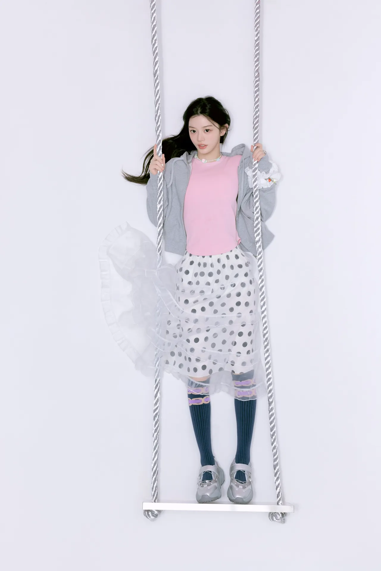 瑪莉珍運動鞋鞋面更綴有立體銀色星形零件更加俏皮。品牌提供