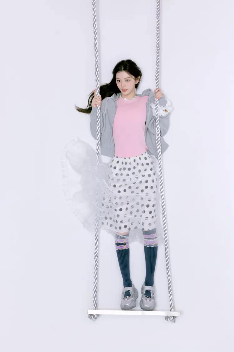 瑪莉珍運動鞋鞋面更綴有立體銀色星形零件更加俏皮。品牌提供