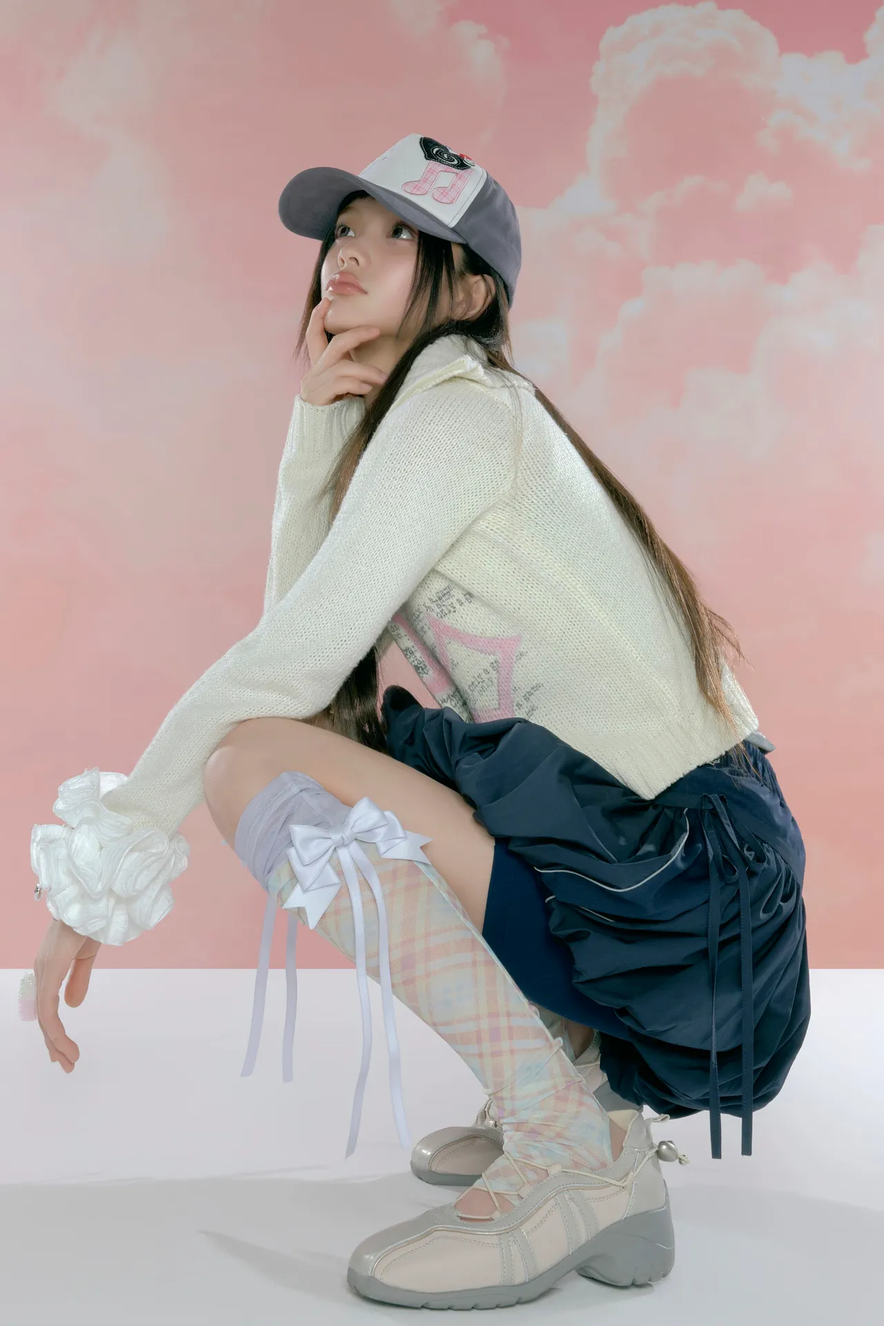 繫帶芭蕾舞鞋選用帶有細膩光澤的淡粉色與白色絲緞面料打造。品牌提供