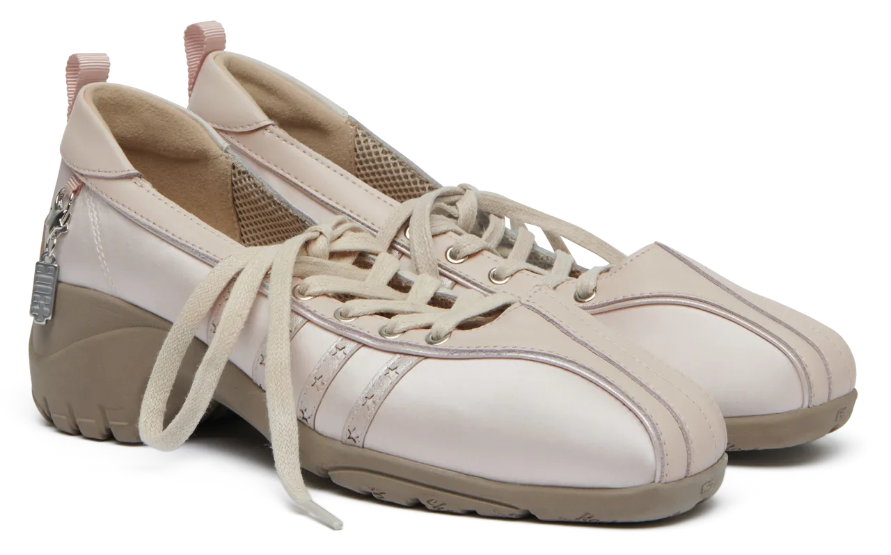 Rockfish Weatherwear X ILLIT BLISS HEEL LACEUP SNEAKERS繫帶芭蕾舞鞋，3780元。品牌提供