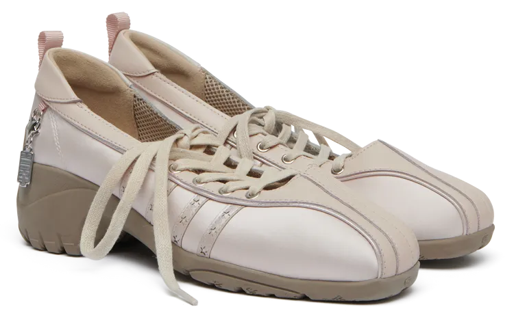 Rockfish Weatherwear X ILLIT BLISS HEEL LACEUP SNEAKERS繫帶芭蕾舞鞋，3780元。品牌提供