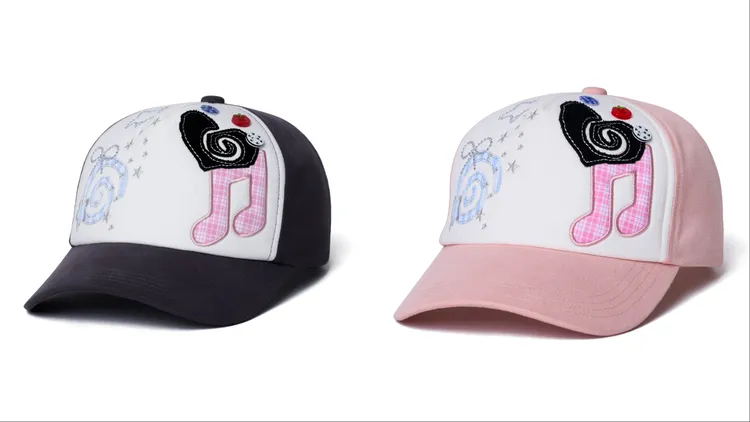 Rockfish Weatherwear X ILLIT聯名棒球帽，各1380元。品牌提供