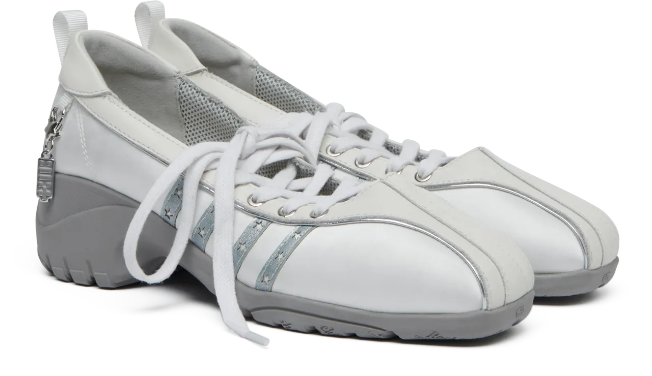 Rockfish Weatherwear X ILLIT BLISS HEEL LACEUP SNEAKERS繫帶芭蕾舞鞋，3780元。品牌提供