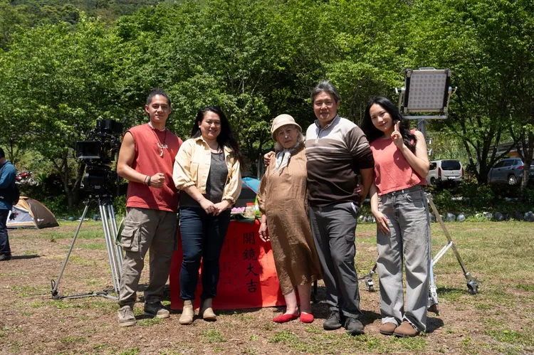 導演與主要演員合影(左起)Tlow Hayung曾少東、導演Laha Mebow陳潔瑤、Kagaw Piling林詹珍妹、Wilang Lalin洪金輝、Amuyi呂薔。原文會提供