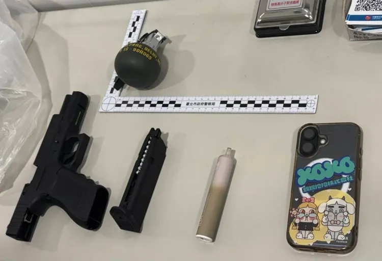 歹徒所持BB槍與假手榴彈。翻攝畫面